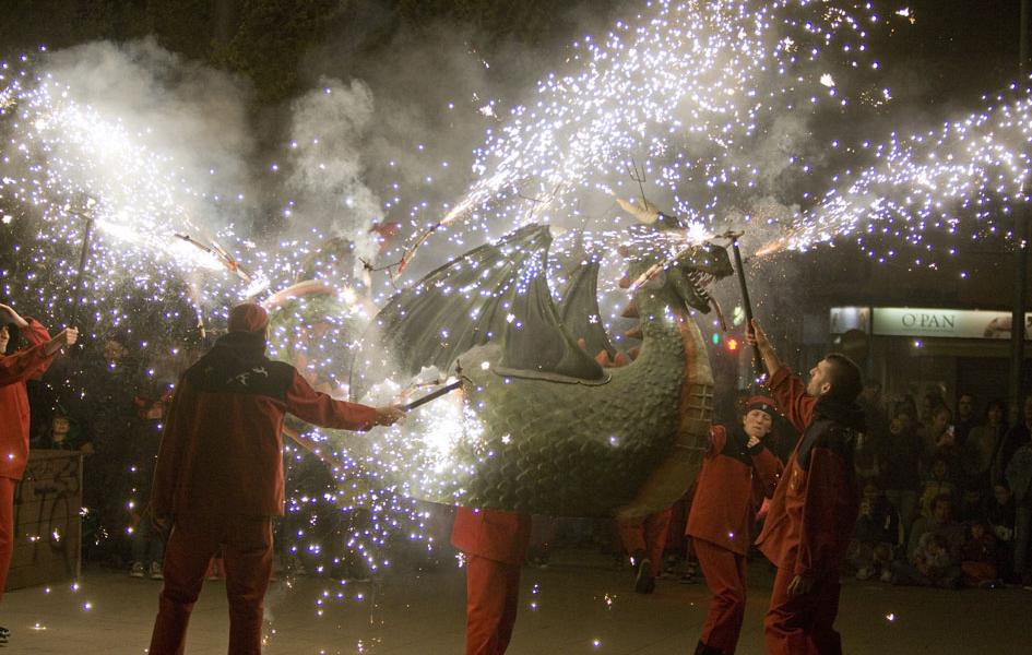 Drac Baluk Astharot fa festa a la plaça del Progrés