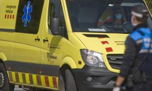 Ambulància del SEM i un policia municipal de Terrassa