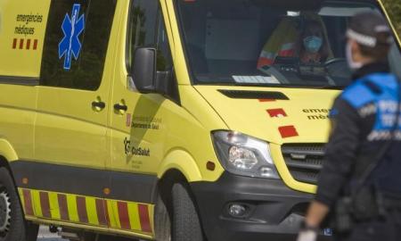 Ambulància del SEM i un policia municipal de Terrassa