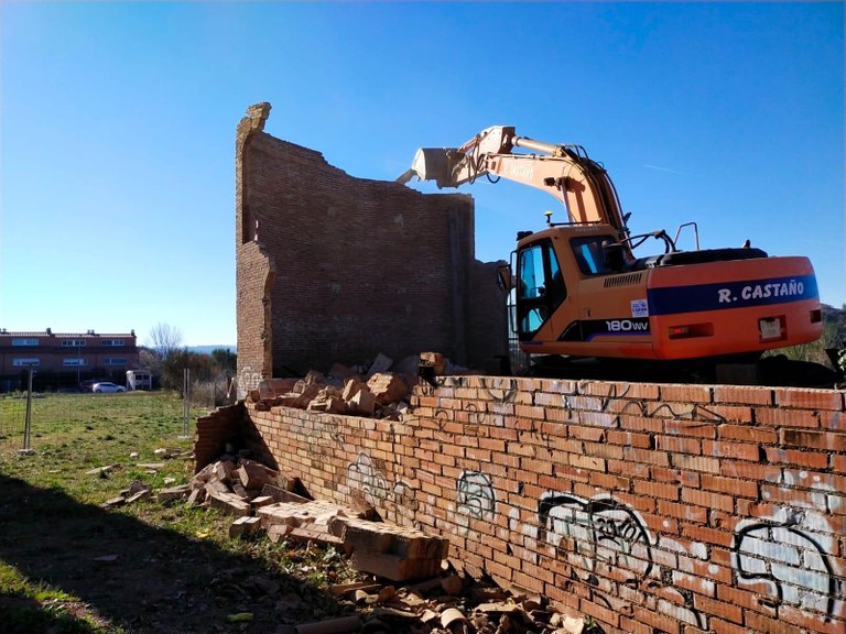 enderroc d’una edificació en mal estat situada a Sant Miquel de Guanteres