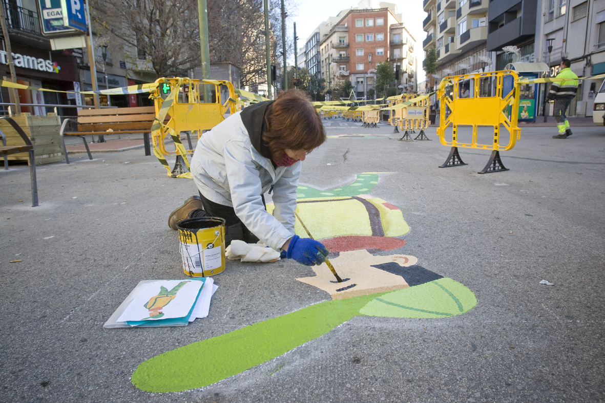 Anna Clariana pinta els murals del Portal de Sant Roc Nebridi Aróztegui (4)