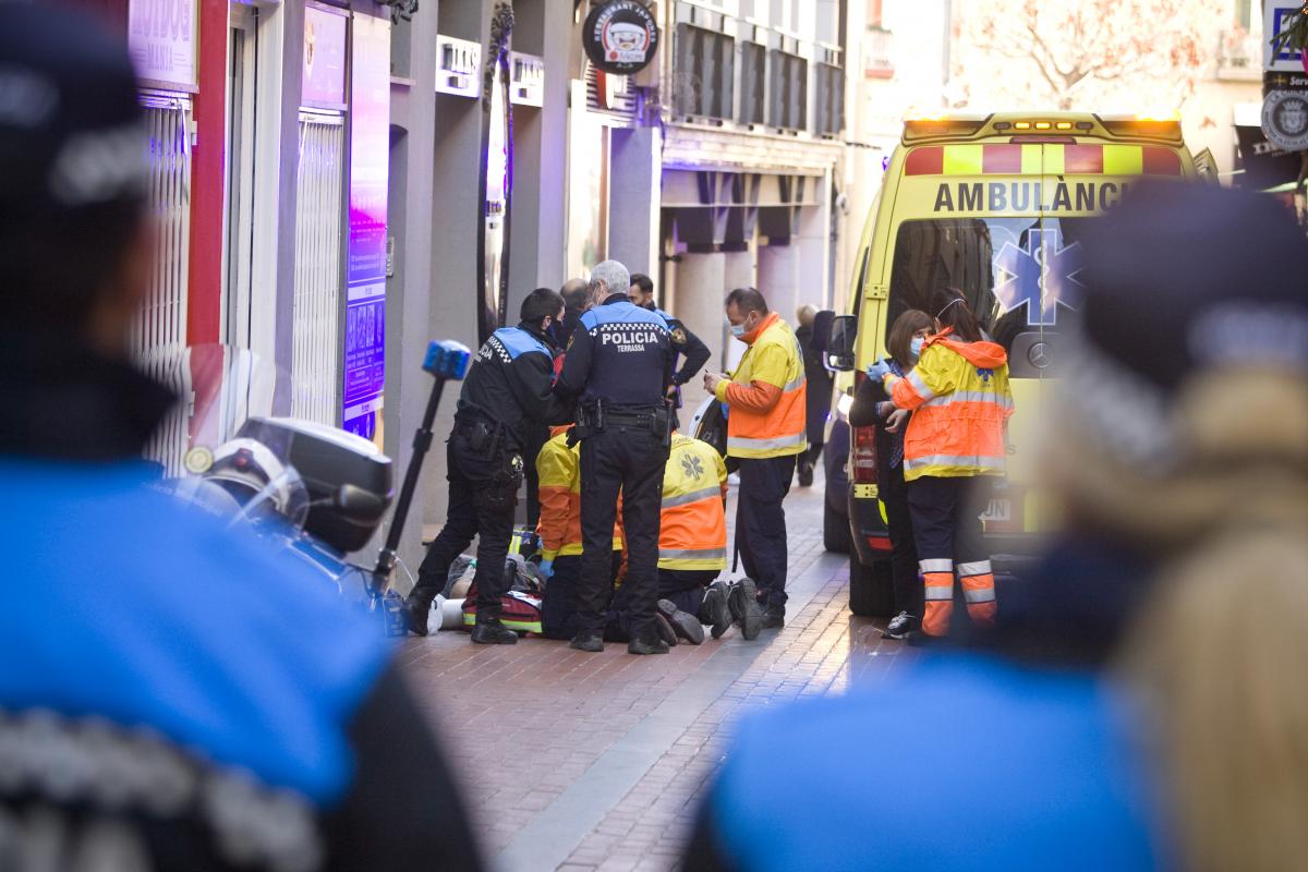 Infart al carrer de la Font Vella de Terrassa ambulància Policia Municipal SEM Nebridi Aróztegui (3)