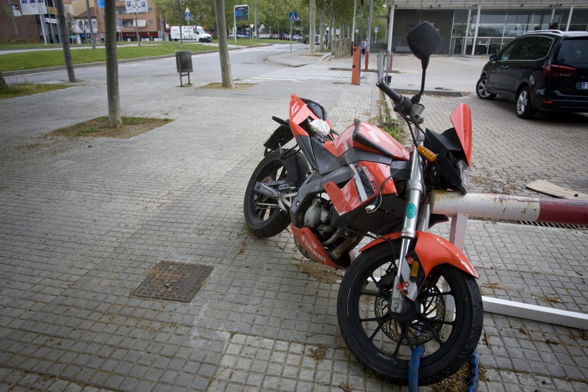 Moto abandonada a l'estació d'autobusos