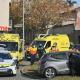 Vehicle estavellat amb la rotonda a la plaça de la Bicicleta