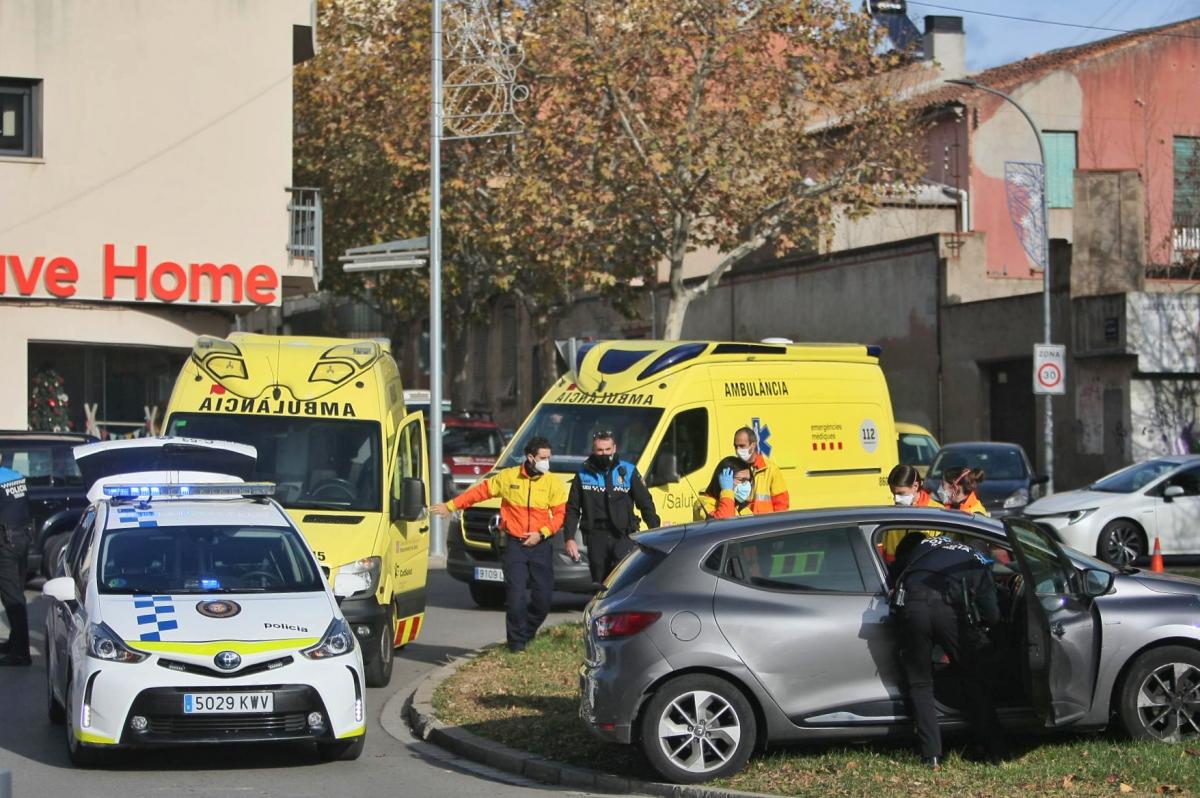 Vehicle estavellat amb la rotonda a la plaça de la Bicicleta