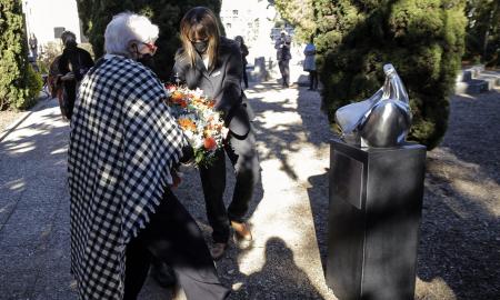 Ofrena floral homenatge victimes covid 19 cementiri terrassa