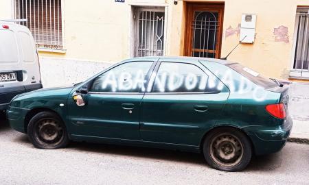 Cotxe abandonat Carrer Santa llucia Terrassa