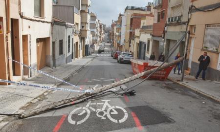 Pal de llum caigut Carrer del Bruc Terrassa