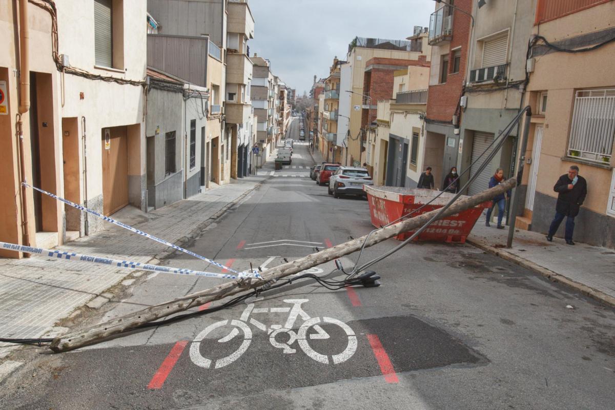 Pal de llum caigut Carrer del Bruc Terrassa