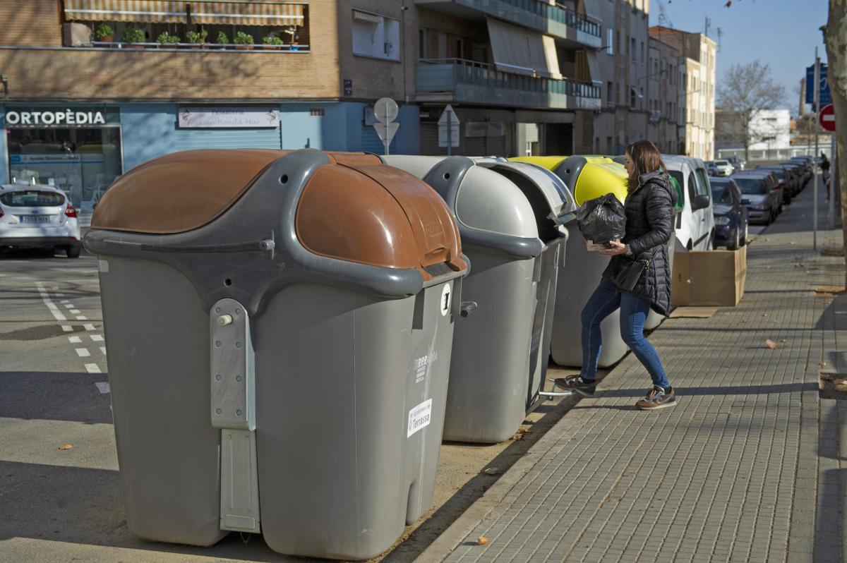 contenidors càrrega lateral Can Boada grups Lluís Companys plaça Agustí Bartra Alberto Tallón (8)