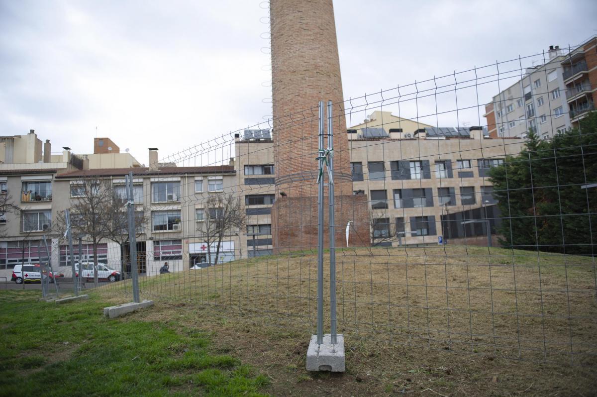 plaça de l'anònima xemeneia saphil amb zona vallada Alberto Tallón (2)