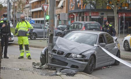 Accident de cotxe a la Rotonda del Doré Terrassa Nebridi Aróztegui (9)