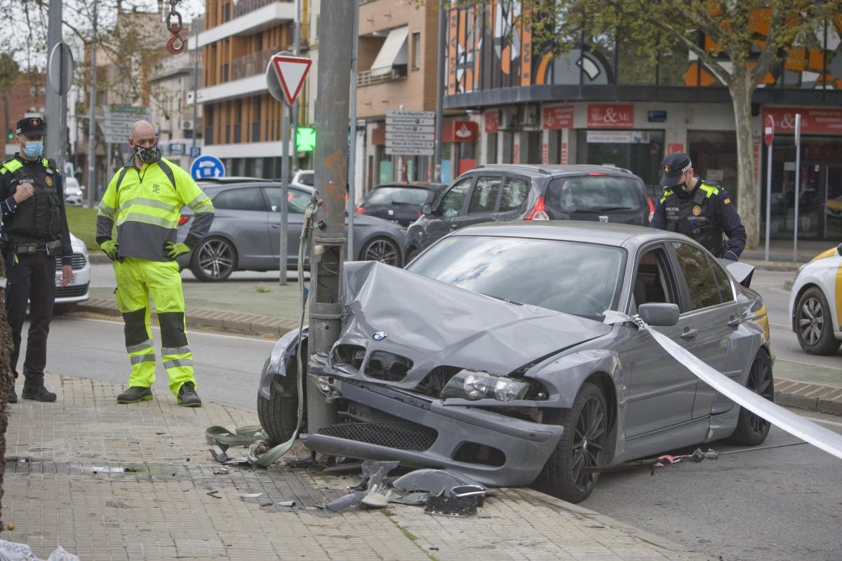 Accident de cotxe a la Rotonda del Doré Terrassa Nebridi Aróztegui (9)