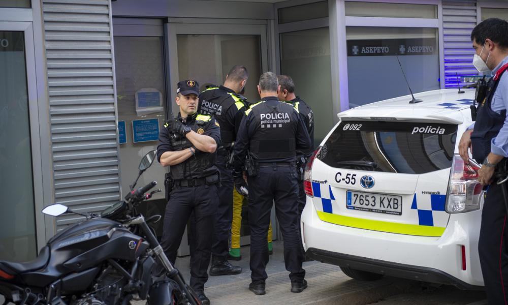 baralla amb arma blanca al carrer col·legi policia Alberto Tallón (7)