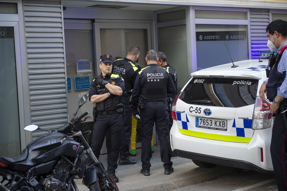 baralla amb arma blanca al carrer col·legi policia Alberto Tallón (7)