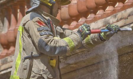 Bombers Terrassa sanegen una façana del carrer de Sant Jaume Nebridi Aróztegui (11)