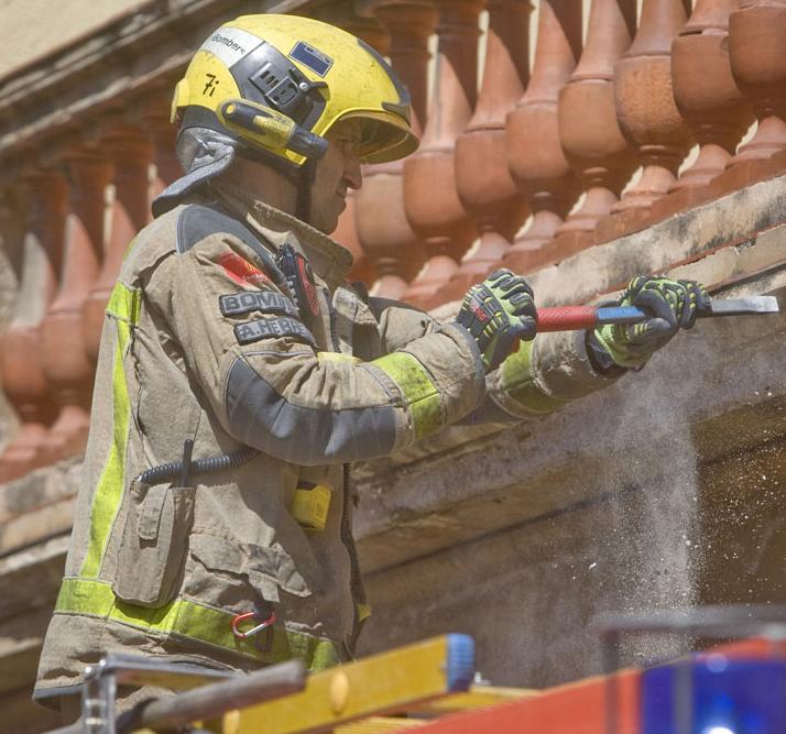 Bombers Terrassa sanegen una façana del carrer de Sant Jaume Nebridi Aróztegui (11)