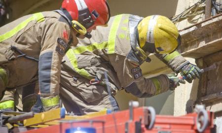 Bombers Terrassa sanegen una façana del carrer de Sant Jaume Nebridi Aróztegui (4)