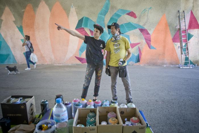 Límbic Werens i Annaovni Ramon Puig i Anna Taratiel pinten un mur del pont del gall a Terrassa Nebridi Aróztegui (23)