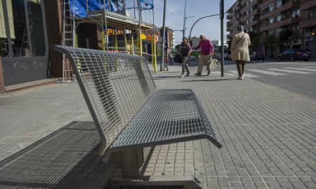 barri de Pere Parres bancs de reixa Avingida Josep Tarradelles Terrassa Alberto Tallón (9)