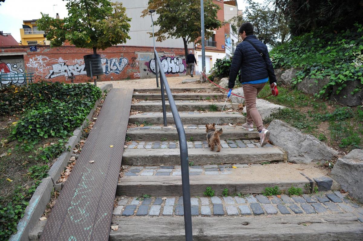 escales plaça de la unitat de Terrassa projecte per fer rampa Alberto Tallón (3)