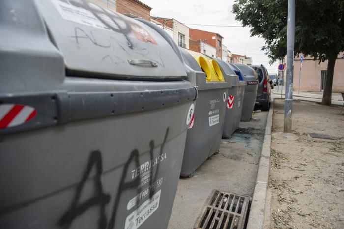 Contenidors carrer de la Pineda Alberto Tallón (1)