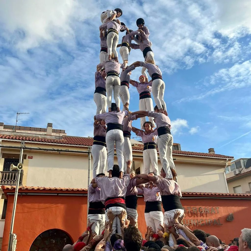 Els Minyons De Terrassa Tornen De Vacances Amb Castells De 8 Diari De