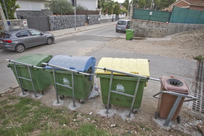 Contenidor amb protecció contra els Senglars al Carrer de Grecia de Can Parellada Nebridi Aróztegui (1)