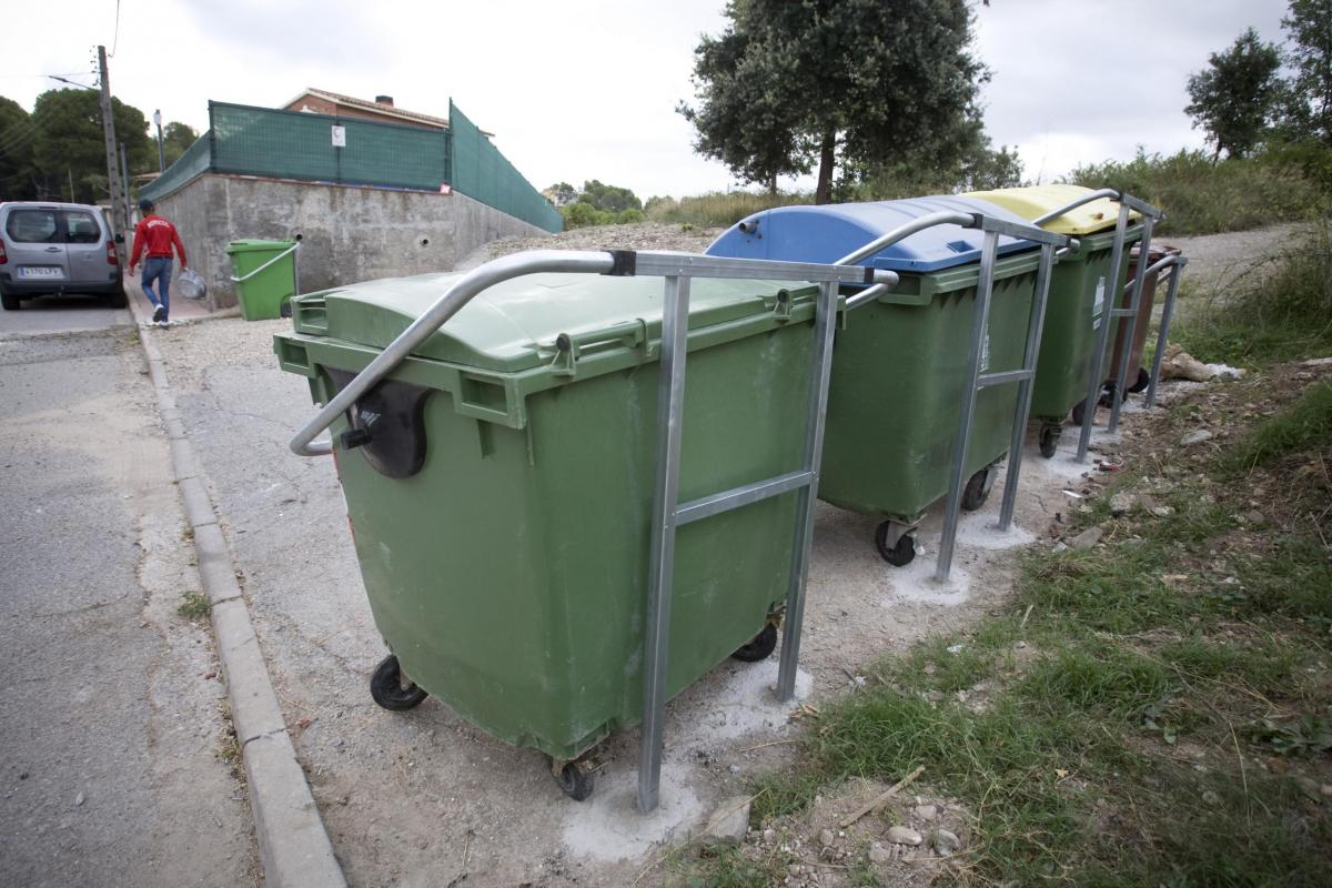 Contenidor amb protecció contra els Senglars al Carrer de Grecia de Can Parellada Nebridi Aróztegui (4)