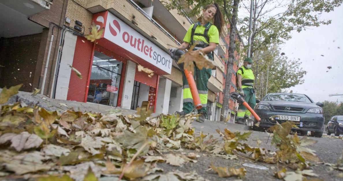 Retirada de fulles treballadors d'Eco Equip amb bufadors Nebridi Aróztegui (18)