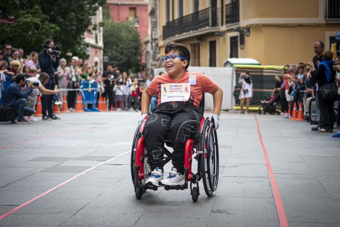 Primera cursa infantil adaptada al Raval de Montserrat de Terrassa, 16/10/2022. Foto d'ARNAU ALCALA DURAN (arnaualcalafoto@gmail.com).