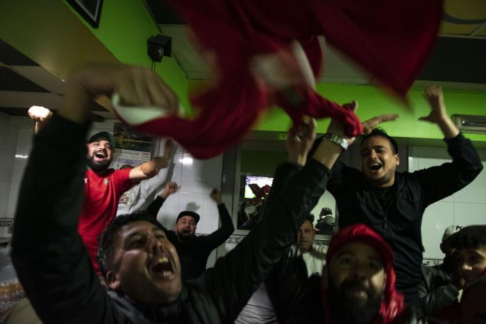 La selecció del Marroc fa història, elimina Portugal , i es classifica per primera vegada a les semifinals del mundial de futbol a Qatar. La comunitat marroquina de Terrassa ho festeja pels carrers de la ciutat, 10/12/2022. Foto d'ARNAU ALCALÀ DURAN (arnaualcalafoto@gmail.com).