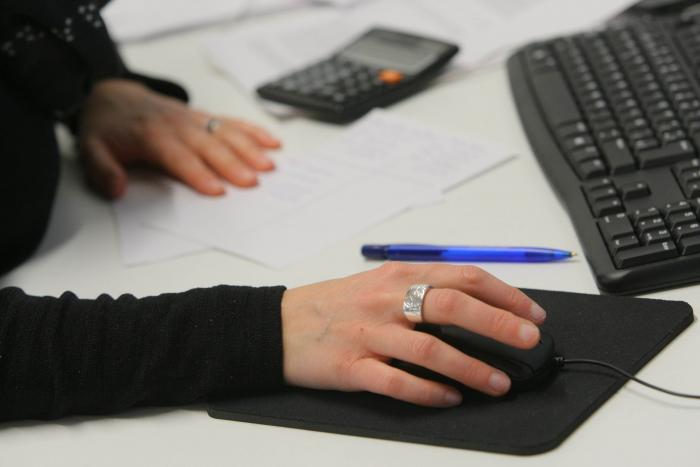 Assemp BCN asesoria gestoria Oficinas oficina mujer trabajando