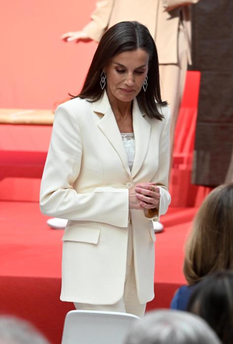 La Reina Letizia durante la entrega de los Premios SM d Literatura Infantil y Juvenil “El Barco de Vapor” y “Gran Angular”, a 7 de mayo de 2024, en Madrid (España). Los Premios SM El Barco de Vapor y Gran Angular al mejor libro de literatura infantil y juvenil en su 46ª edición a Pedro Caldas por “La leyenda del samurái y la mariposa azul” y a David Lozano por “Intruso”, dotados con 35 000 euros cada uno, la mayor cuantía del mundo de habla hispana en sus categorías.<br />GENTE;PREMIOS<br /> José Oliva / Europa Press<br /> 07/5/2024