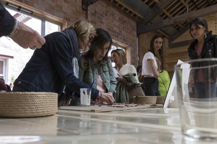 Taller de trencadís "Posa la teva peça" a la Sala d'Art del Vapor de Prodis/ Lluís Clotet